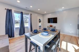 Μια τηλεόραση ή/και κέντρο ψυχαγωγίας στο 7Mi Louisville Pet-Friendly Home +23 φωτογραφίες