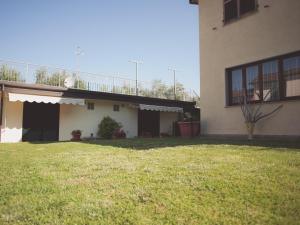 een huis met een grasveld ervoor bij Pian di luna in Sarzana