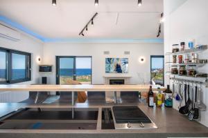 Kuchyň nebo kuchyňský kout v ubytování Seafront Villa w Heated Pool-Jacuzzi-Gym-Spa-Games