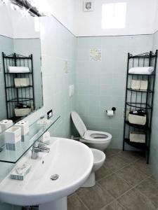 y baño con lavabo blanco y aseo. en Pian di luna, en Sarzana