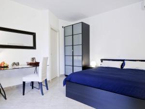 1 dormitorio con 1 cama, 1 mesa y 1 silla en Pian di luna, en Sarzana