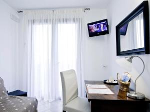 een woonkamer met een tafel en een raam bij Pian di luna in Sarzana