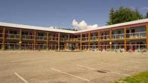 an empty parking lot in front of a large building at Island View Lodge in Powell River