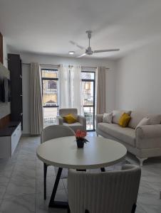 Χώρος καθιστικού στο Nancy's Haven 1 BEDROOM Apartment