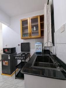 Η κουζίνα ή μικρή κουζίνα στο Nancy's Haven 1 BEDROOM Apartment