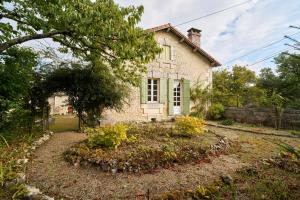an old house with a garden in front of it at Maison de Ferme in Montagrier