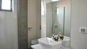 Et badeværelse på Emerald Apartments - Belona Beach + 32 billeder