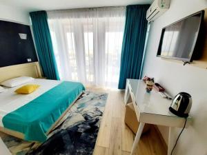 Et tv og/eller underholdning på Emerald Apartments - Belona Beach