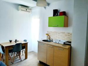 Køkken eller tekøkken på Emerald Apartments - Belona Beach