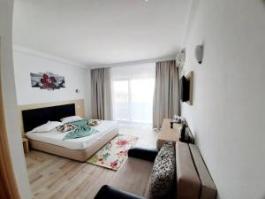 En eller flere senge i et værelse på Emerald Apartments - Belona Beach