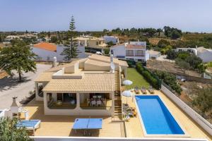 eine Luftaufnahme einer Villa mit Swimmingpool in der Unterkunft Villa Campos by Villa Plus in Guia