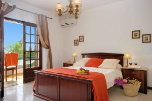 ein Schlafzimmer mit einem Bett mit einem Obstteller darauf in der Unterkunft Villa Campos by Villa Plus in Guia + 18 Fotos