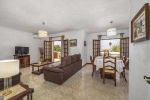 ein Wohnzimmer mit Tisch und Couch in der Unterkunft Villa Campos by Villa Plus in Guia