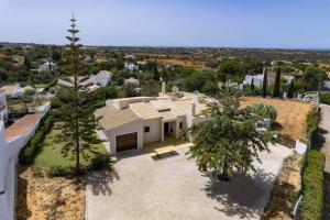 eine Luftansicht eines großen weißen Hauses mit Bäumen in der Unterkunft Villa Campos by Villa Plus in Guia
