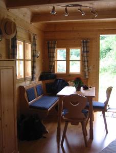 ein Wohnzimmer mit einem Tisch und einem Esszimmer in der Unterkunft Ferienhaus Beme in Spielberg