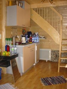 eine Küche mit einer Treppe in einem Blockhaus in der Unterkunft Ferienhaus Beme in Spielberg