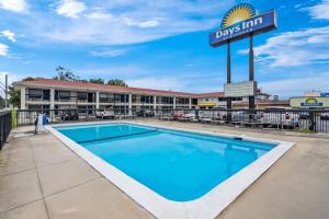 Bazén v ubytování Days Inn by Wyndham Jacksonville NC nebo v jeho okolí