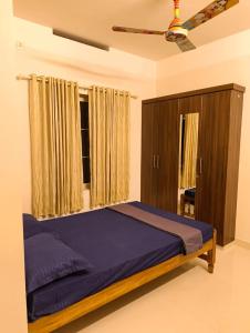 Ένα ή περισσότερα κρεβάτια σε δωμάτιο στο Yatra Homestay