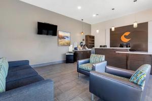 a waiting room with two couches and a bar at Comfort Inn San Diego Miramar in Miramar