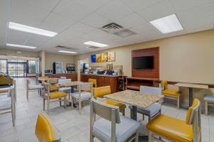 Телевизор и/или развлекательный центр в Comfort Inn Bismarck