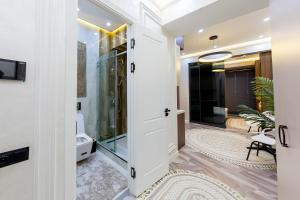 Ένα μπάνιο στο U-Tower City View Apart +16 φωτογραφίες