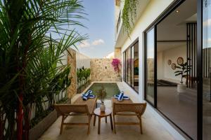 Balkoni atau teres di Le Ayu Villa - Luxury Stay near Canggu with Private Pool