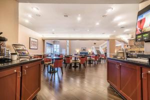 Kuchyň nebo kuchyňský kout v ubytování Comfort Inn Concord South End