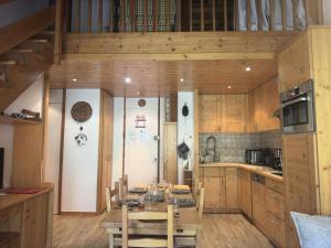 Η κουζίνα ή μικρή κουζίνα στο Résidence Portail - Le Portail 64 - 3 pièces au pied des pistes, classé 3 étoiles MAE-5024