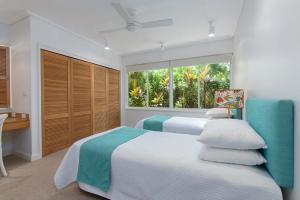 Un pat sau paturi într-o cameră la Port Douglas Mirage Villa 451