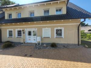 青斯特Quartier4u - 4 Sterne - inklusive eigene BikeBox mit Strom - Wäschepaket - POWER WLAN - Parkplatz - early CheckIn - # Bestpreisgarantie #的一栋前面有砖砌车道的房子