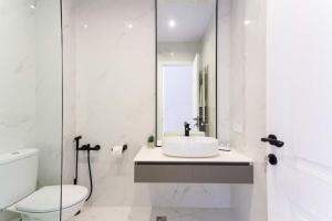 Gambar di galeri bagi Happy Oum di Tbilisi City