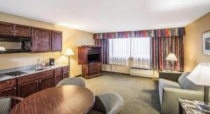 Gallery image of Suburban Studios Fort Wayne in Fort Wayne +24 photos