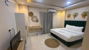 a small bedroom with a bed and a window at نوليتا للشقق الفندقية in Abha