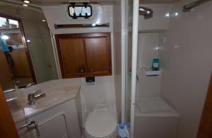 Phòng tắm tại Yaku Wayra Charter
