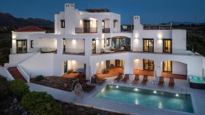 Bazén v ubytování Seafront Villa w Heated Pool-Jacuzzi-Gym-Spa-Games nebo v jeho okolí