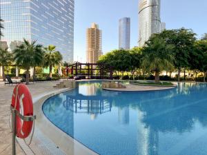 una gran piscina en una ciudad con edificios altos en Stylish 1BR Apt in Gate Tower 3, en Abu Dabi