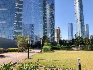 un parque frente a una ciudad con edificios altos en Stylish 1BR Apt in Gate Tower 3, en Abu Dabi