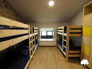 Двухъярусная кровать или двухъярусные кровати в номере Albergue La Incera