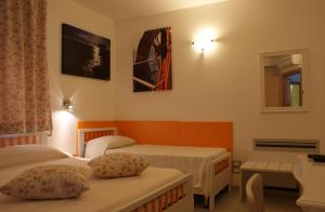 ヴァストにあるIl Marchese Residenza Fioreのベッド2台とテーブルが備わるホテルルームです。
