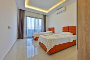 オルデニズにあるATLANTİS- 4 Bedroom Holiday Villa in Hisaronuのベッドが2つと窓があるホテルの部屋 +45枚の写真