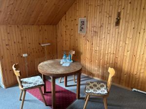 a small room with a table and two chairs at Gasthaus zur Grenze in Cuxhaven