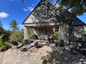 a group of chairs and tables in front of a house at The Highland Oasis in Ephrata