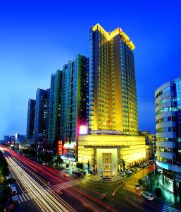una ciudad con edificios altos y una calle con coches en Shunde Grand View Hotel, en Shunde