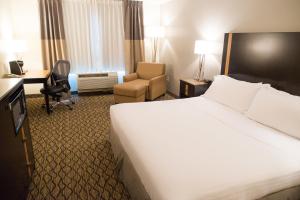 Una habitación de Holiday Inn Express Hotel & Suites Chanhassen, an IHG Hotel