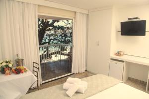 Uma TV ou centro de entretenimento em KS Beach Hotel