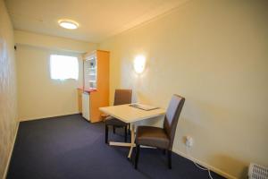 an office with a table and chairs in a room at Abbots Hamilton – Hotel and Conference Centre in Hamilton
