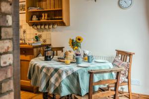 Kuchyň nebo kuchyňský kout v ubytování Poplar Cottage - Historic Barn in Dumbleton