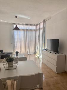 sala de estar con mesa y tocador con TV en Terrace of Peace view over the Ocean, en San Miguel de Abona