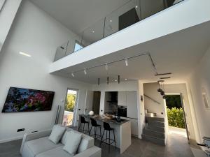 Η κουζίνα ή μικρή κουζίνα στο The Cube Luxury Experience, Boka Bay View, Tivat Kotor Bay, Duplex Pool & Terrace