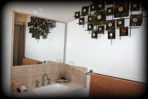 ein Badezimmer mit Waschbecken und Spiegel in der Unterkunft York's Boutique Motel in York + 64 Fotos